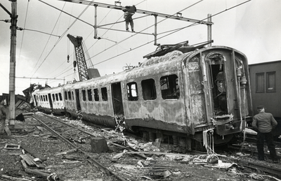 807721 Afbeelding van twee uitgebrande bakken van het electrische treinstel nr. 654 (mat. 1946) van de N.S. na een ...